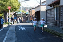 路上を走る児童の写真2