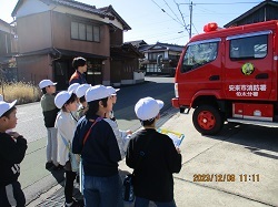 消防車の説明を聞く児童の写真