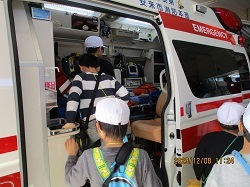 救急車の内部を見学する児童の写真