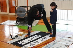 須山様のアドバイスを聞く児童の写真