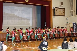 もりっ子太鼓を披露する児童の写真