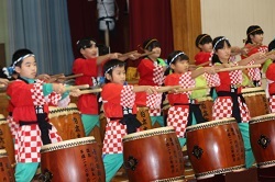 もりっ子太鼓を披露する児童の写真2