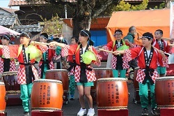 もりっこ太鼓を披露する児童の写真３