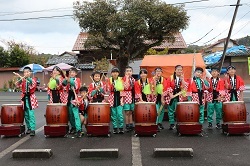 演奏後の児童の集合写真