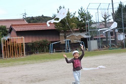 凧あげをする児童の写真４