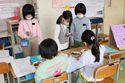 手作りおもちゃで遊ぶ様子の写真