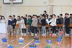歓迎の歌を歌う在校生の写真