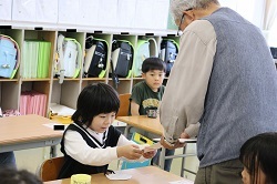 お祝いを受け取る児童の写真２