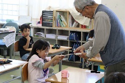 お祝いを受け取る児童の写真３