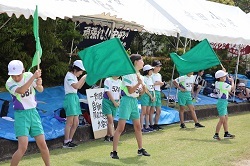 応援する児童の写真