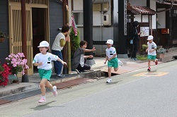 母里の町を走る児童の写真