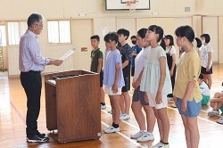 表彰を受ける児童の写真