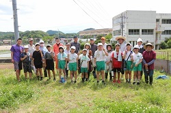 児童と地域の方の集合写真