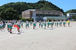 校庭で整列する全校の写真