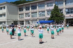 ラジオ体操をする児童の写真