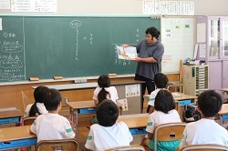 先生の読み聞かせを聞く児童の写真３
