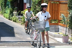 路上で練習する児童の写真２