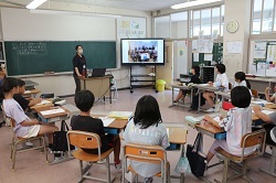 松浦さんの話を聞く児童の写真１