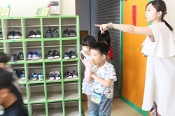 防火扉から避難する児童の写真