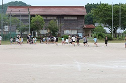 校庭へ避難する児童の写真