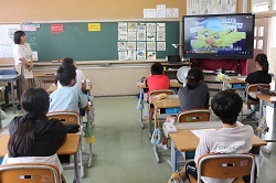 映像を視聴する児童の写真