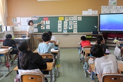 クイズに回答する児童の写真