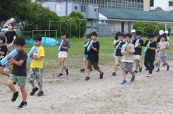 校庭で練習する児童の写真３