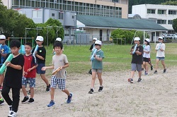 校庭で練習する児童の写真４