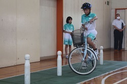 棒をよけて走行する児童の写真
