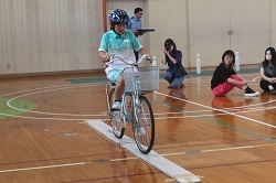 細い板の上を走行する児童の写真