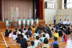 選手を見る全校の写真
