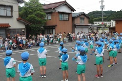 鼓笛演奏する児童の写真４
