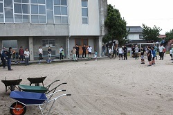 参加者が集合している写真