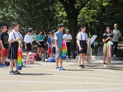 平和公園で千羽鶴を持つ児童の写真