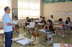 前田さんの話を聞く児童の写真