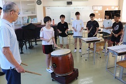 太鼓をたたく児童の写真