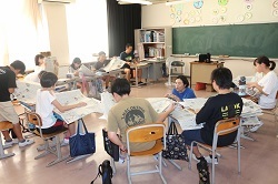 新聞を見る児童の写真