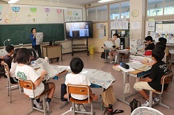 講師の方のお話を聞く児童の写真