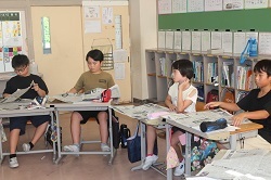 新聞を見る児童の写真２