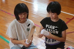 トーチを作る児童の写真