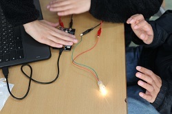 センサーが反応して電球が光る様子の写真
