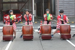 太鼓をたたく児童の写真１