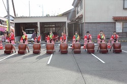 太鼓をたたく児童の写真2