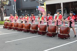 太鼓をたたく児童の写真３