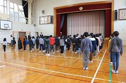 体育館に整列する児童の写真