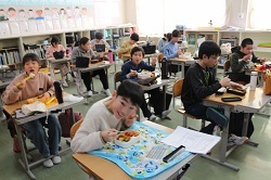 お弁当を食べる児童の写真３