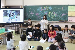 1年生の1年間を説明する児童の写真