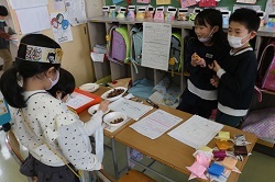 おもちゃ屋さんを開く児童の写真