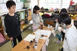 おもちゃ屋さんを開く児童の写真３