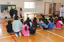 ゲームのルール説明をする児童の写真